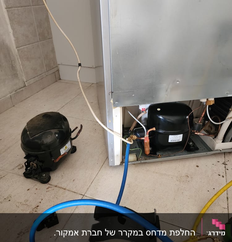 מדחס מקרר עם צינורות כחולים וצהובים